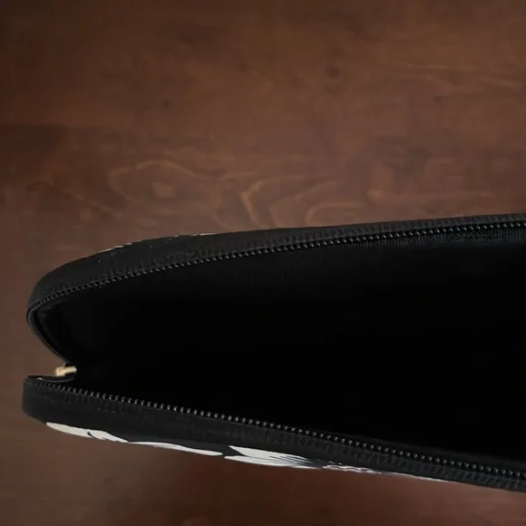 Kate Spade Black and White Floral Laptop Sleeve - Picture 14 of 16